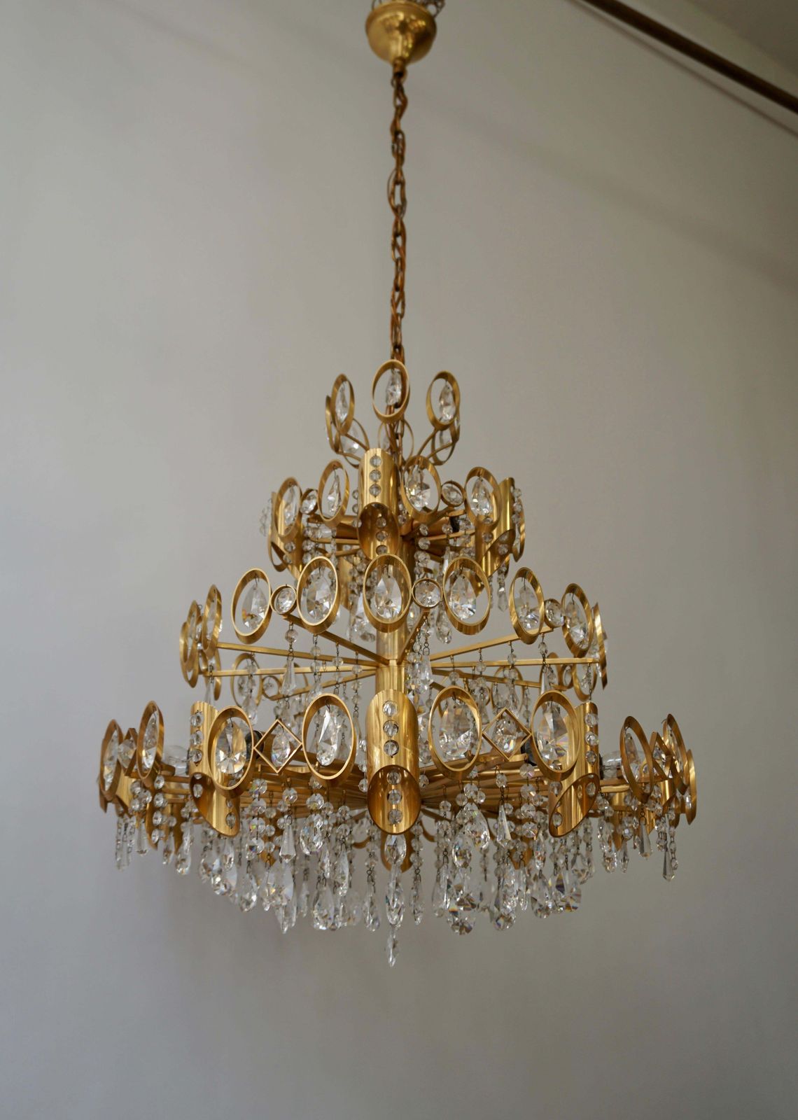 photo vintage Glamorous Hollywood Regency Gilt Brass And Crystal Palwa Chandelier