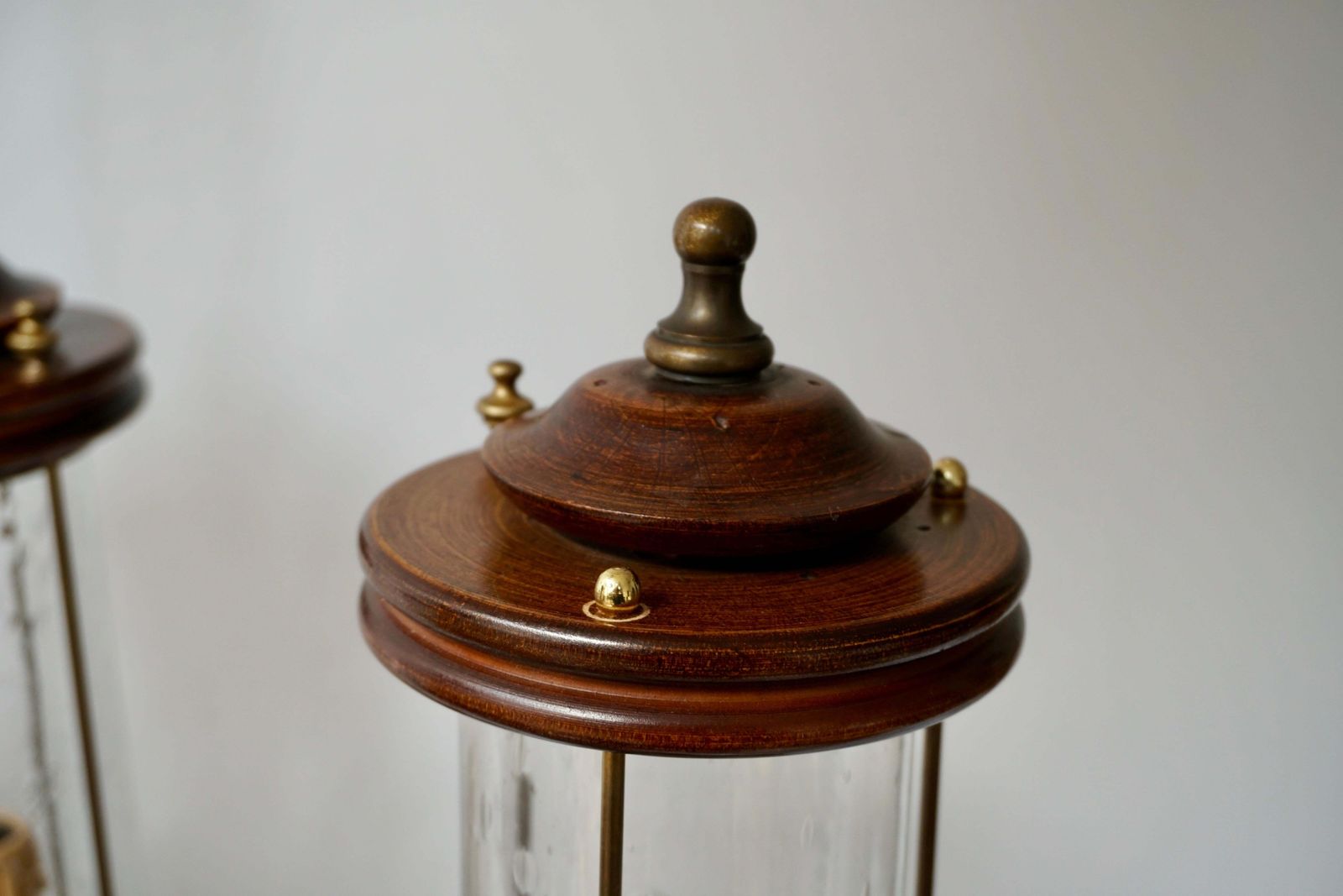 photo vinterior Chandelier Is Glass, Brass And Wood