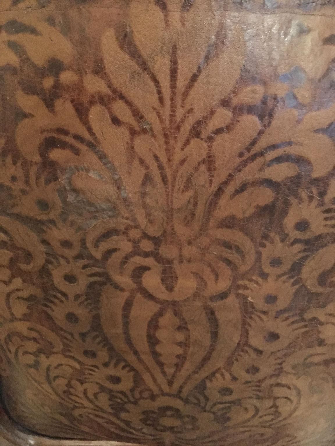1750 Venezia Pair Of Armchairs In Carved Walnut Original Embossed Leather Covers photo 38244.0