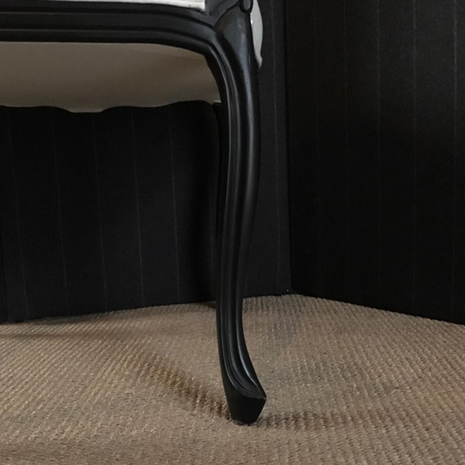 photo vinterior French Provincial Lacquered Black Wood Dining Chair Upholstered Red And White