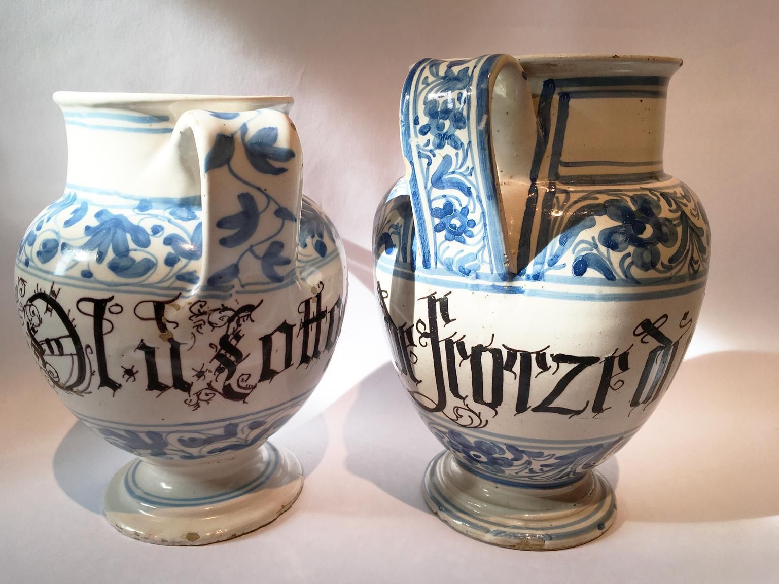 photo vinterior Italy Mid 18th Century Pair Of Ceramic Carafes In White And Blue For Pharmacy
