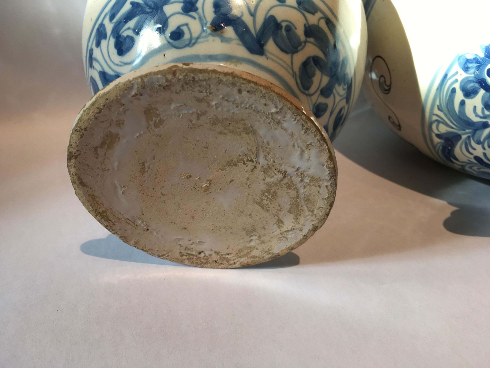 photo vintage Italy Mid 18th Century Pair Of Ceramic Carafes In White And Blue For Pharmacy