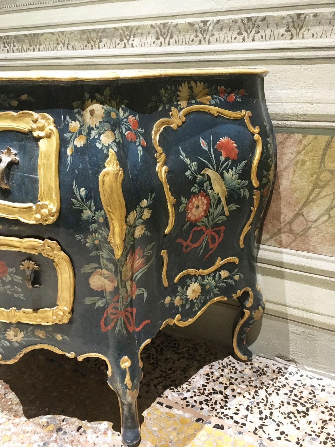 photo vinterior 1750 Venezia Italy Wooden Green Lacquered Commode With Fantasy Birds And Flowers