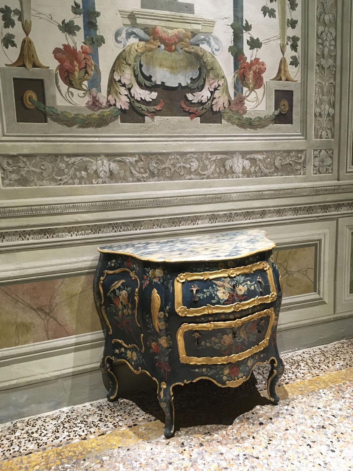 photo vintage 1750 Venezia Italy Wooden Green Lacquered Commode With Fantasy Birds And Flowers