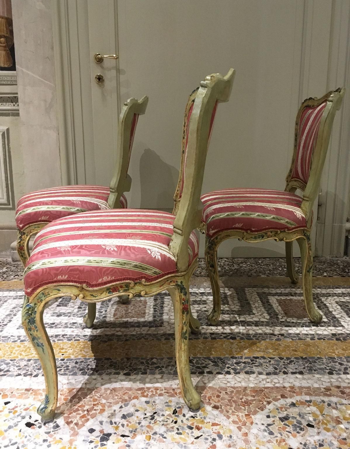 photo vintage 1750 Venezia Italy Set 3 Green Lacquered Wooden Engraved Chairs With Flowers