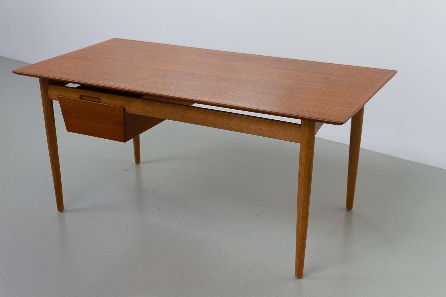 Danish Modern Teak And Oak Desk By Ib Kofod Larsen For Fredericia, 1956s. photo 7224.0