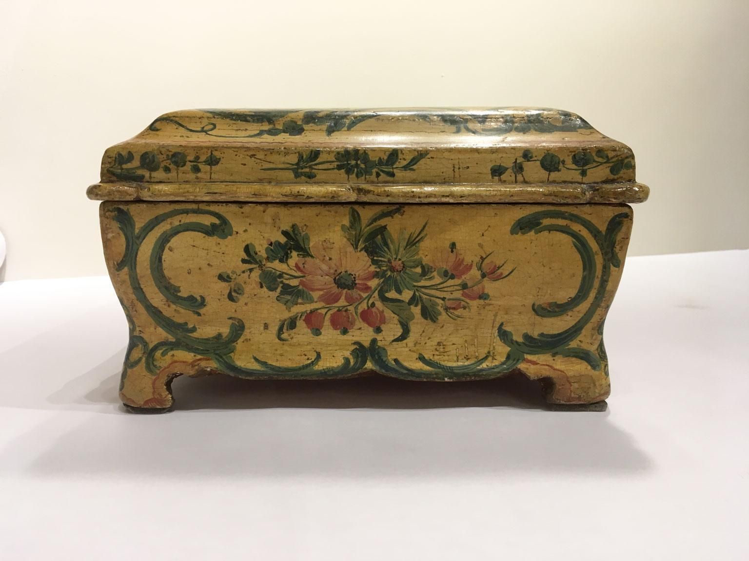 photo vinterior 1750 Venezia Italy Rococo Lacquered Wooden Yellow Box And Jewelry Case