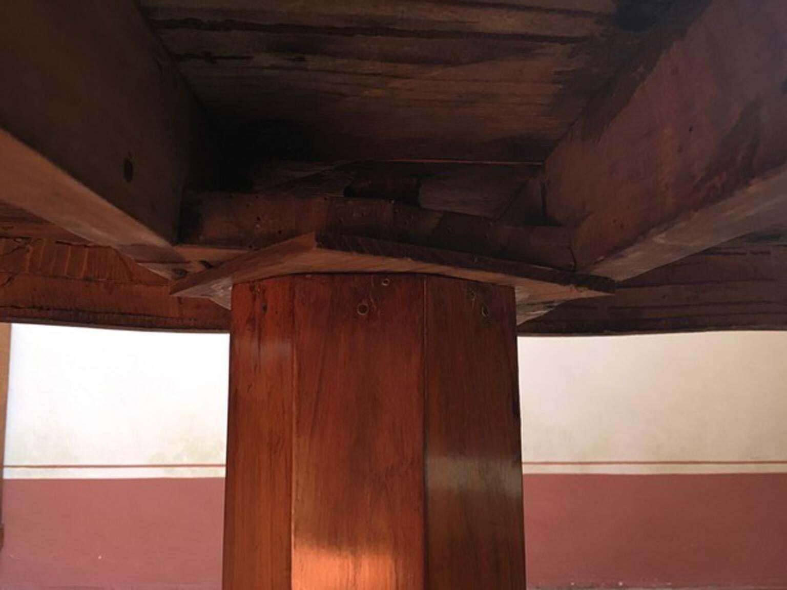 photo furniture Italy 18th Century Regency Walnut Briar Root Oval Table