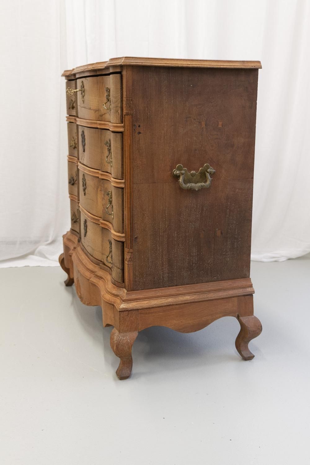 photo vinterior Danish Rococo Serpentine Oak Chest Of Drawers, 1780s.