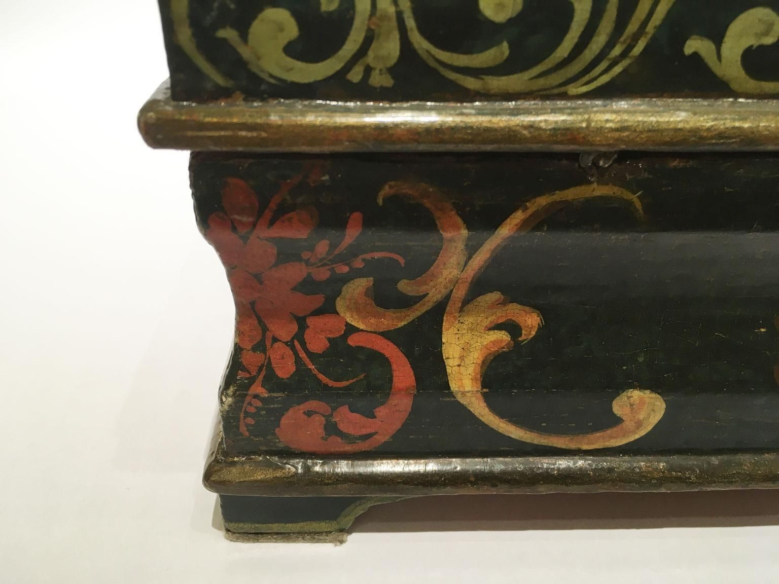 photo vintage 1750 Venezia Italy Lacquered Dark Blue Wooden Box With Golden Decoration