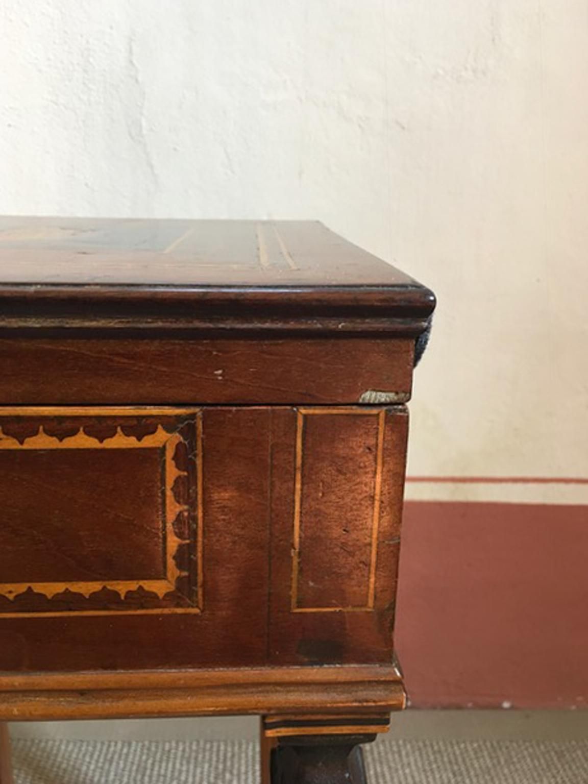 photo furniture Italy Early 19th Century Regency Walnut Inlaid Side Table