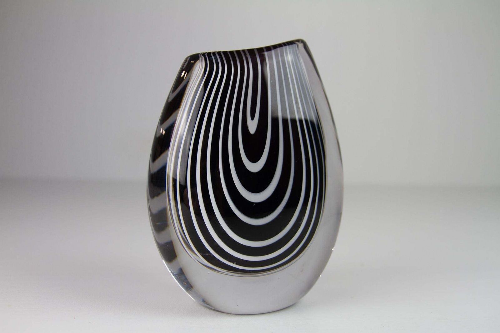 591.0 Kosta "Zebra" Glass Vase By Vicke Lindstrand, 1950s. photo