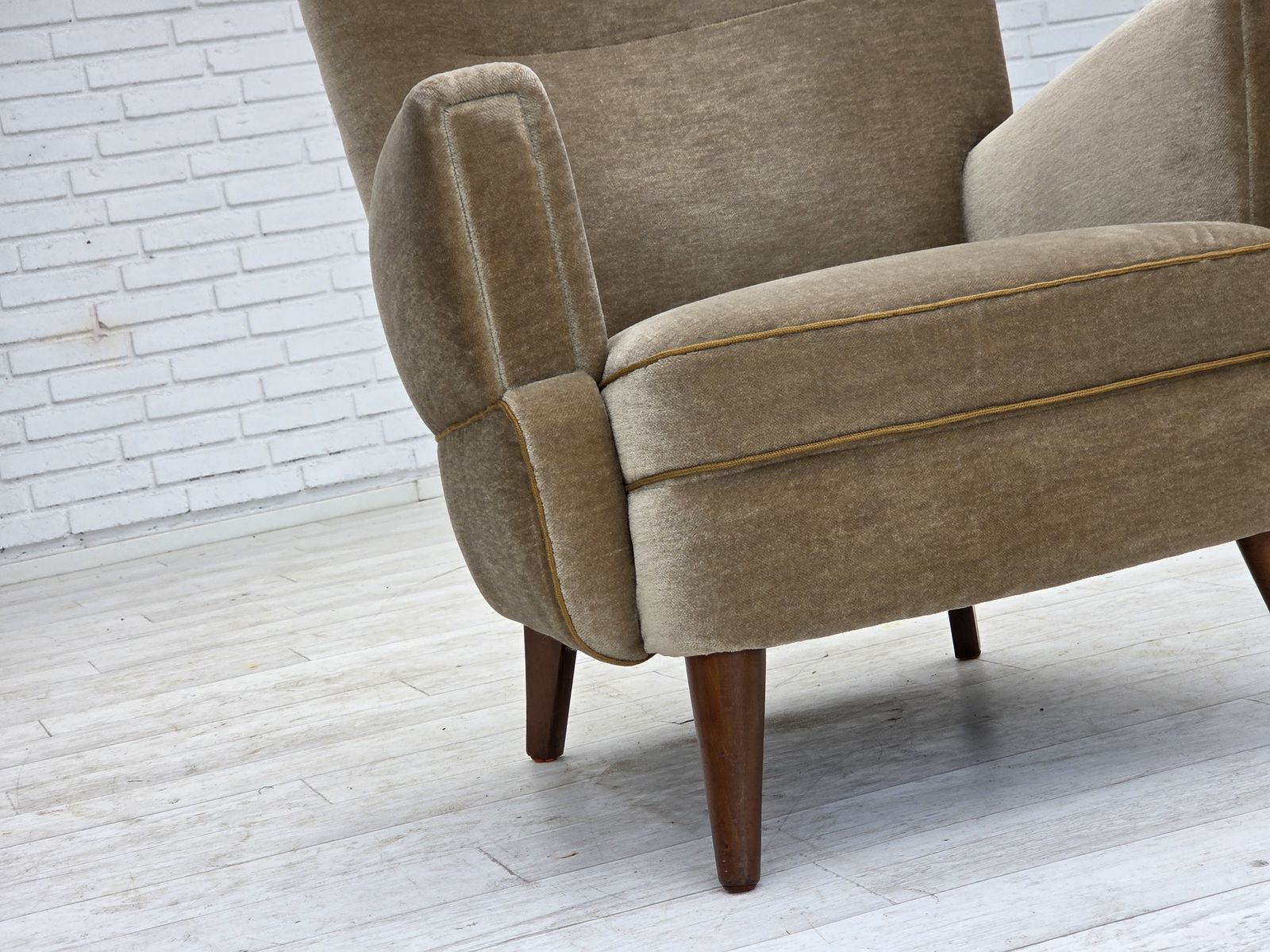 Meubels Ca. Jaren 1970, Deense Fauteuil, Groen Meubelvelours, Beukenhouten Poten. photo