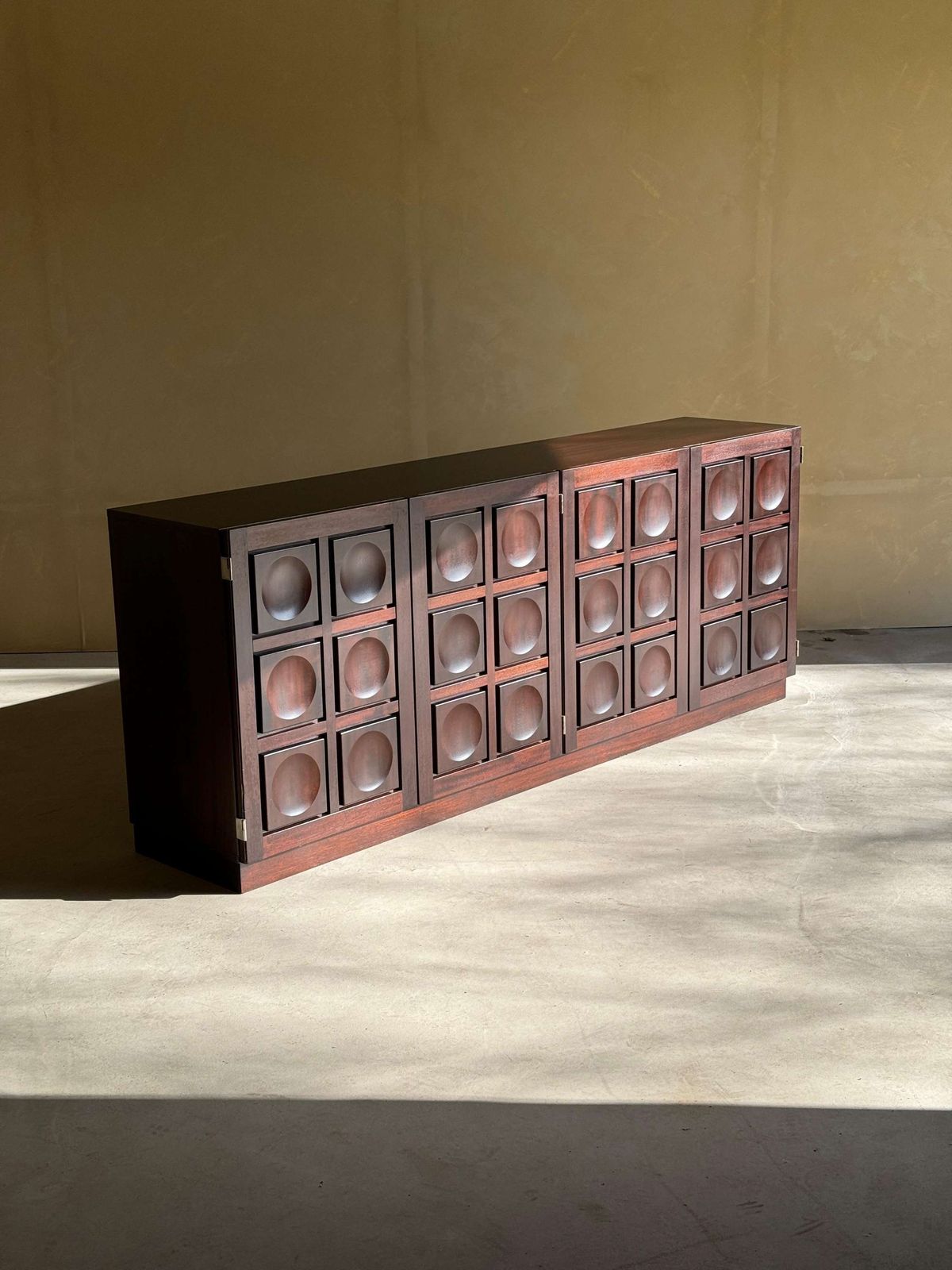 Brutalistisch Dressoir In Bordeauxrood Gebeitst Eiken