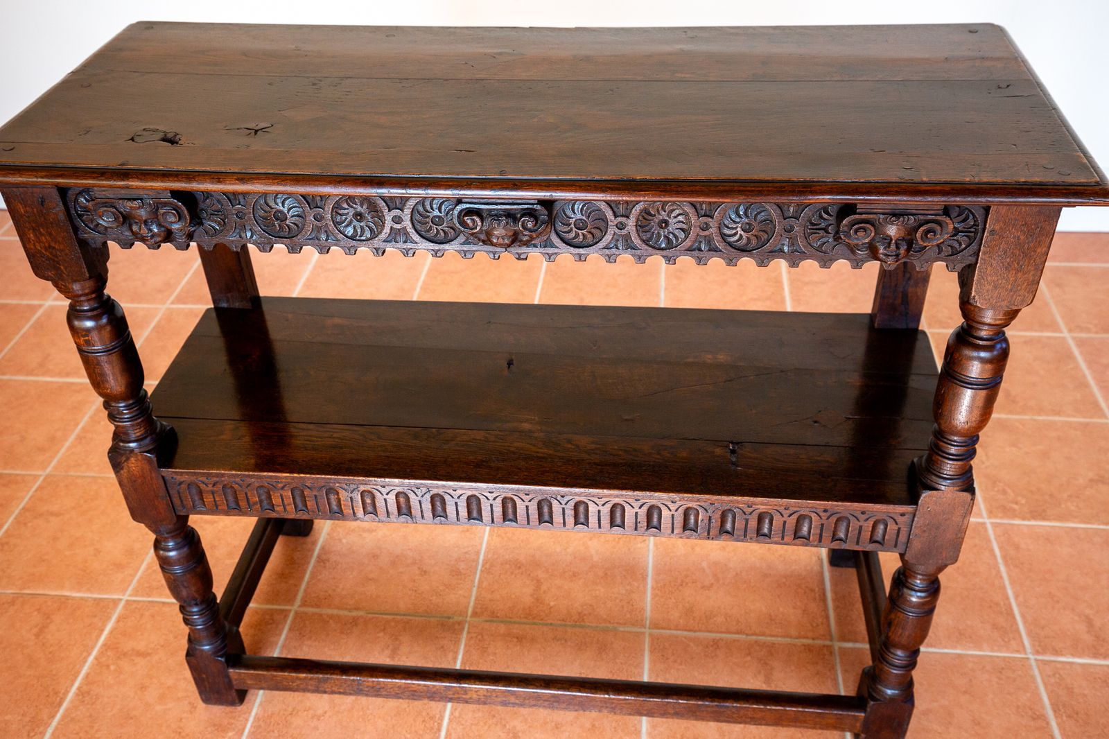 photo vintage Jacobean Country Carved Oak Tiered Court Cupboard Server Buffet Display Stand Media Shel.F Unit County House 17th Century Fine Antique Farmhouse
