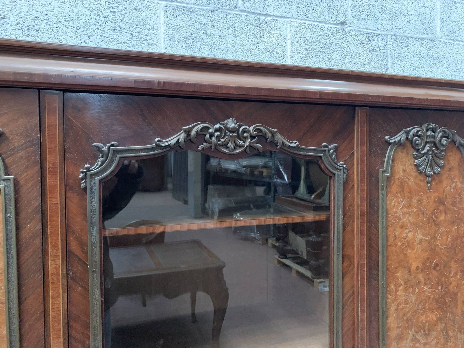 photo furniture Louis XV Style Bookcase In Mahogany And Burr Walnut, 20th Century