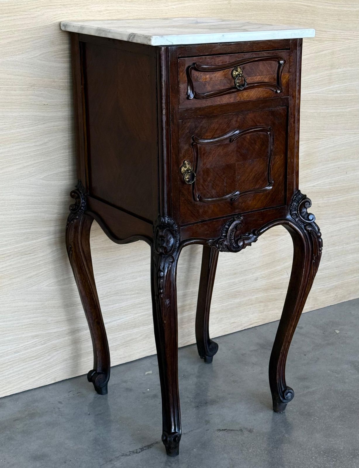 Tables de chevet d'époque françaises en acajou, plateau en marbre, 1900 photo for sale