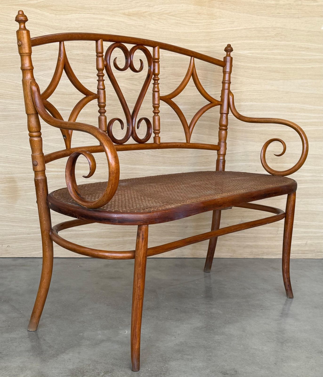 Canapé en bois courbé de style Thonet, siège canné, vers 1925 photo Mobilier