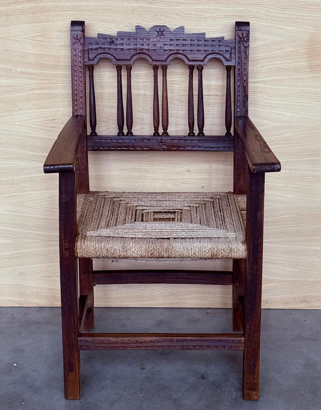 Paire de fauteuils catalans de style trône en noyer et sièges cannés, XXe siècle photo Mobilier