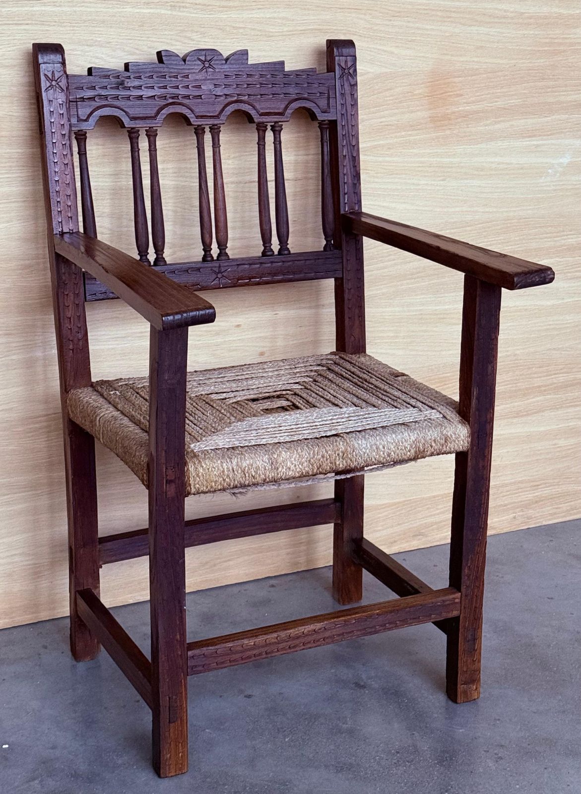 Paire de fauteuils catalans de style trône en noyer et sièges cannés, XXe siècle photo 2700.0