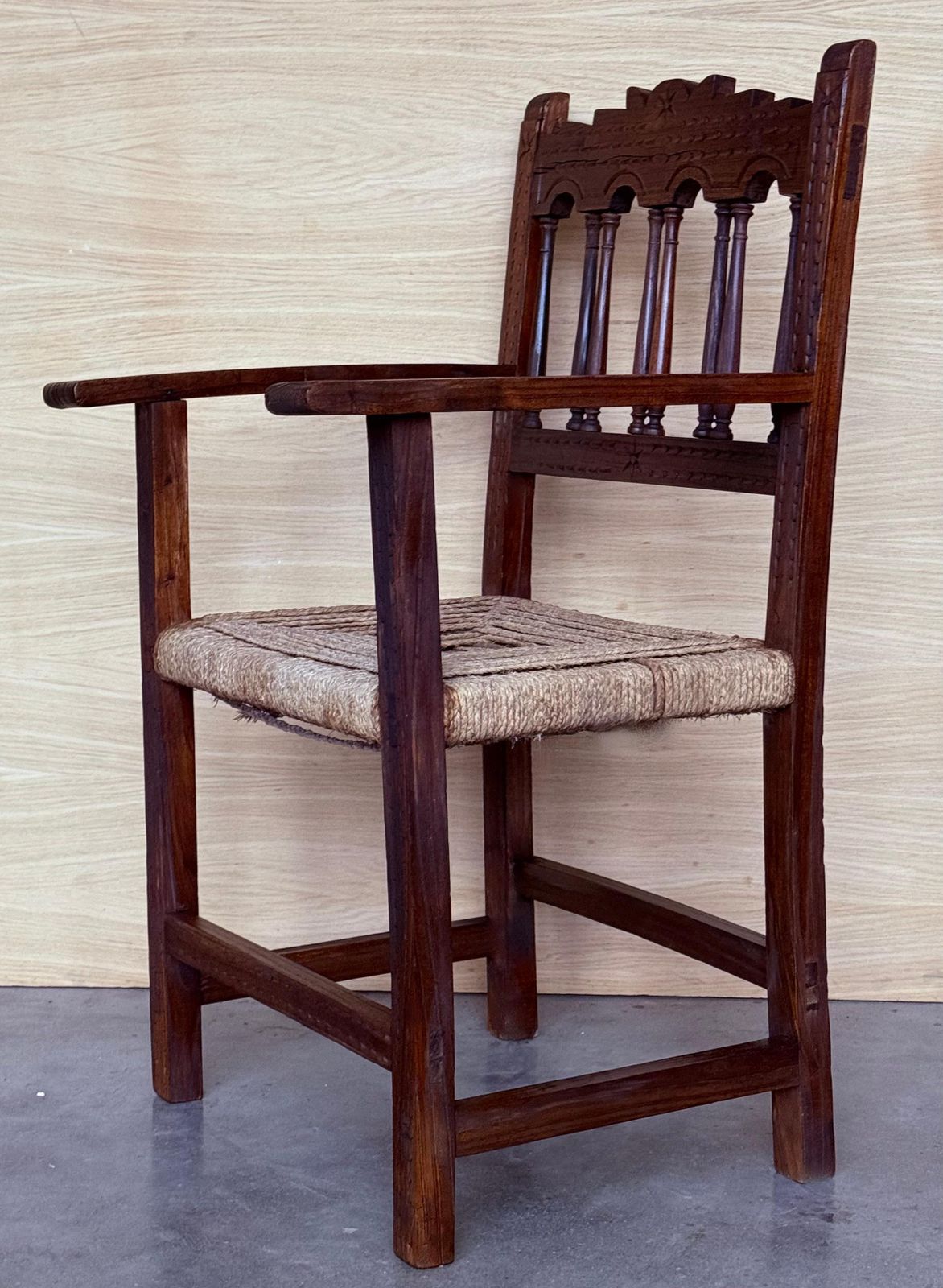 Paire de fauteuils catalans de style trône en noyer et sièges cannés, XXe siècle photo vinterior