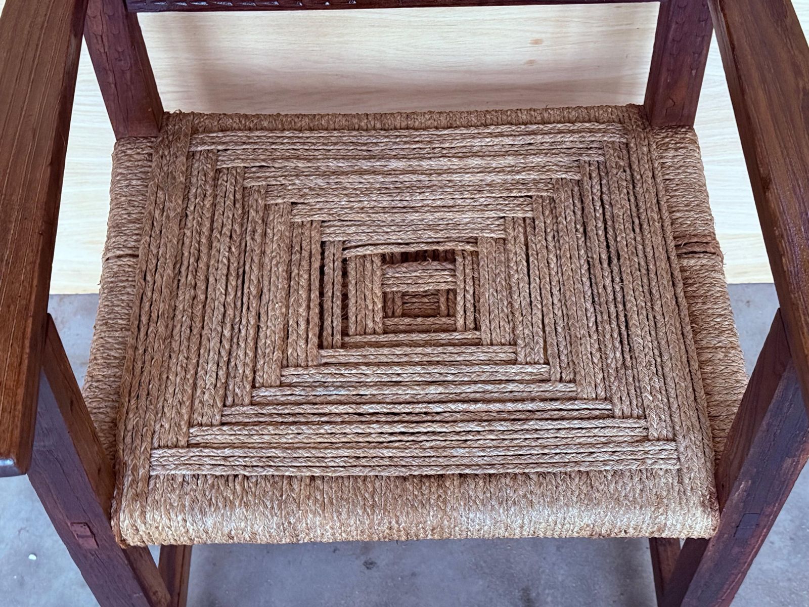 2700.0 Paire de fauteuils catalans de style trône en noyer et sièges cannés, XXe siècle photo