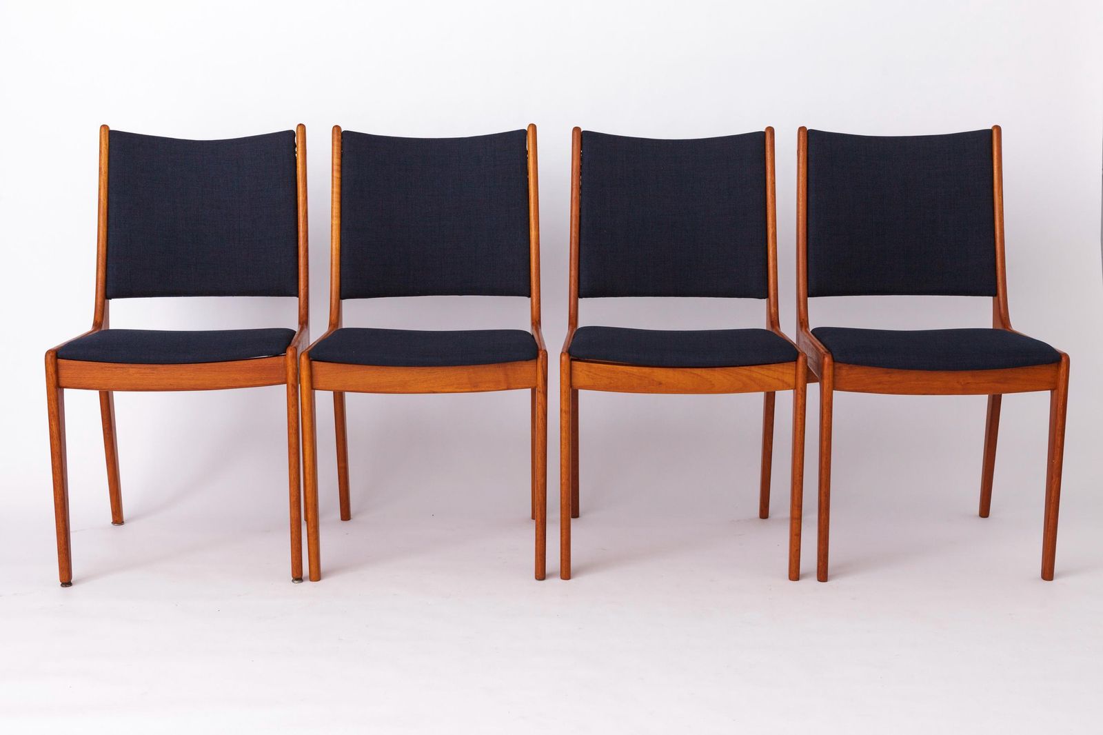 Set Of 5 Johannes Andersen Dining Chairs | Danish Teak Mid Century Design | 1960s Vintage Elegance photo for sale