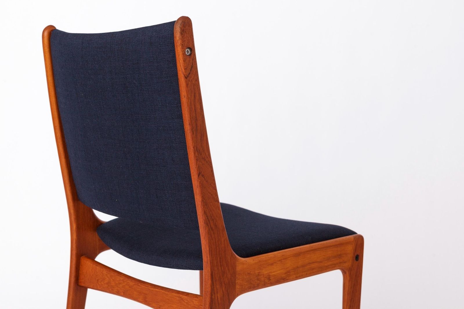 photo furniture Set Of 5 Johannes Andersen Dining Chairs | Danish Teak Mid Century Design | 1960s Vintage Elegance
