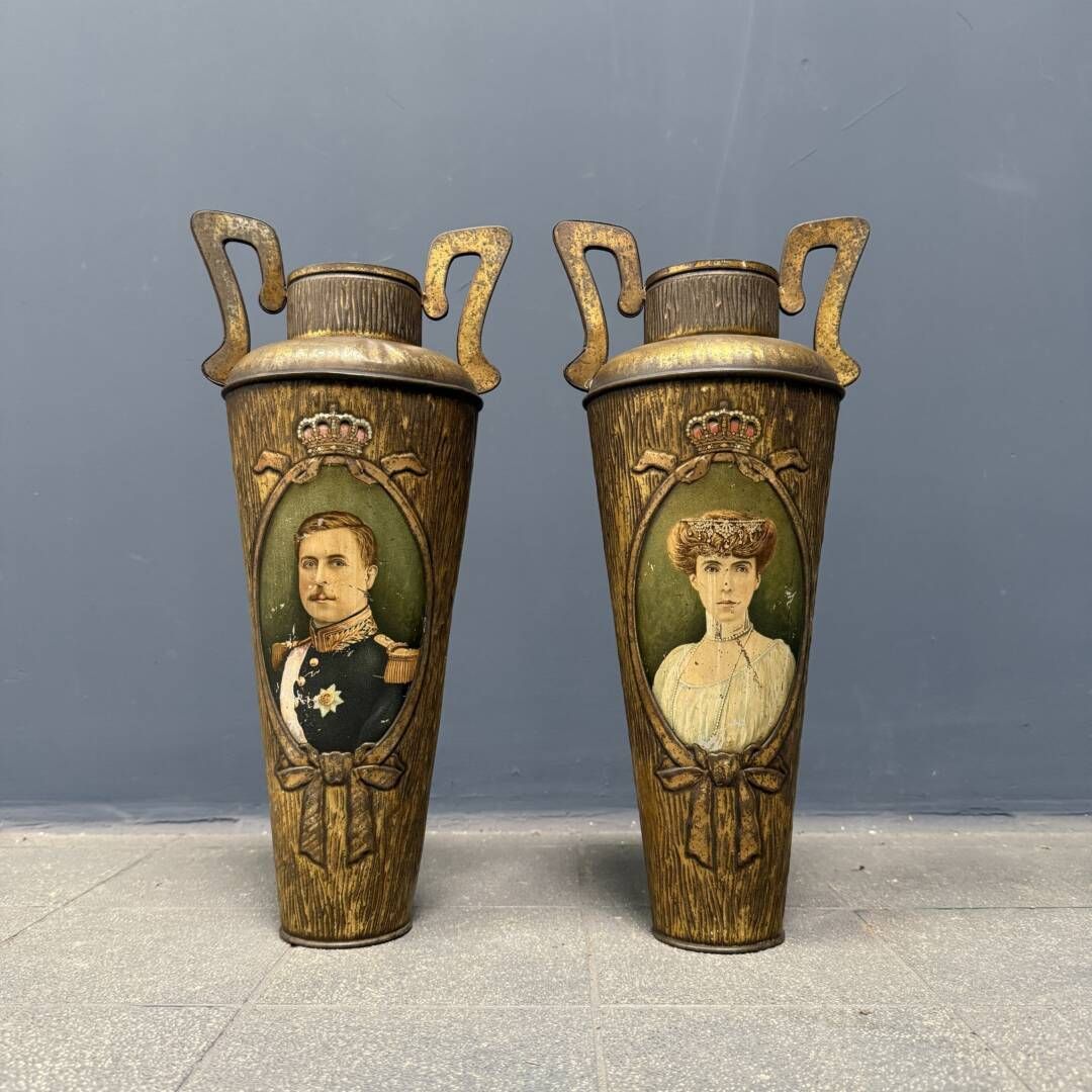 Set Van Twee Gedecoreerde Belgische Tinnen Vazen photo furniture
