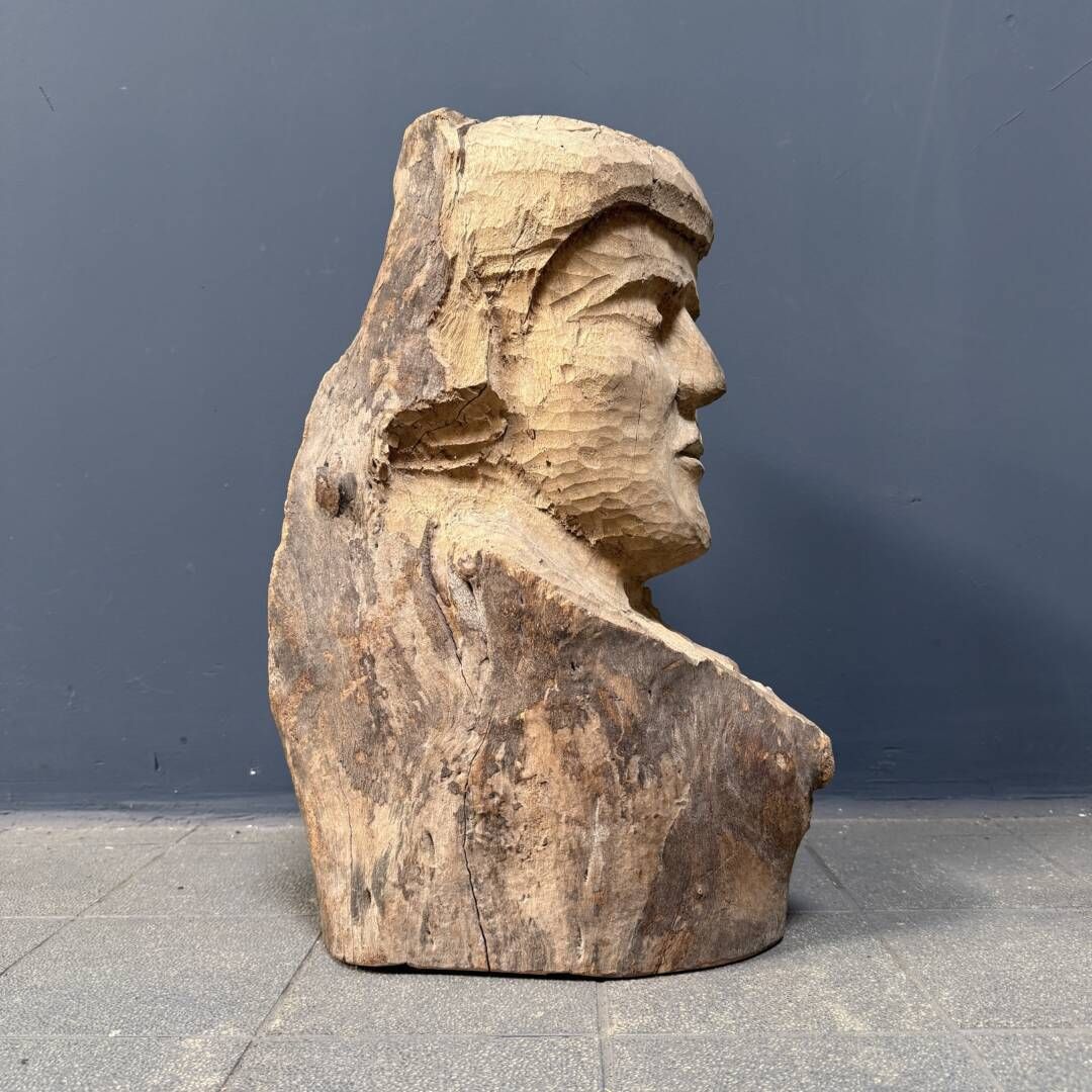 Meubels Groot houten hoofd of gezicht, gesneden uit een boomstam photo