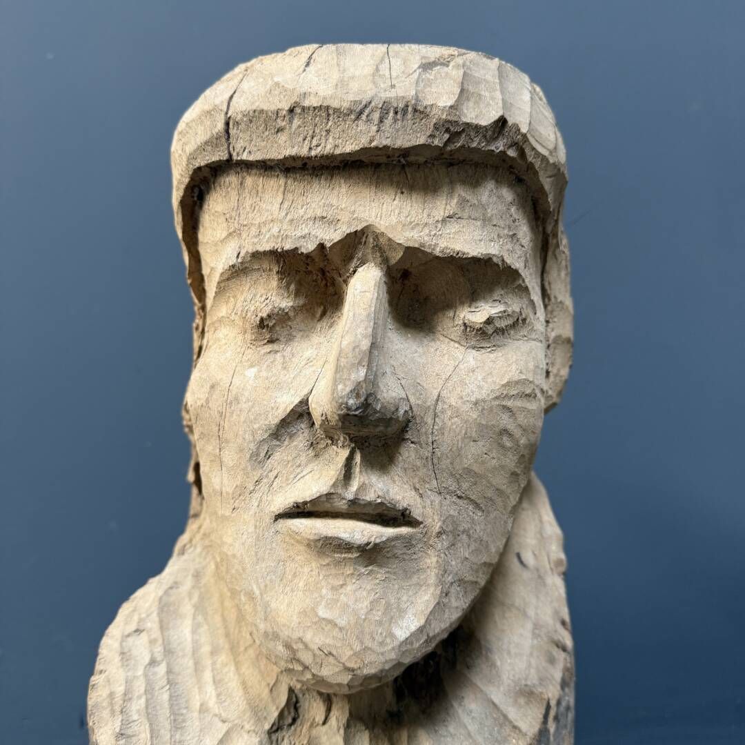 photo vintage Large Size Head Or Face Carved From Wooden Trunk