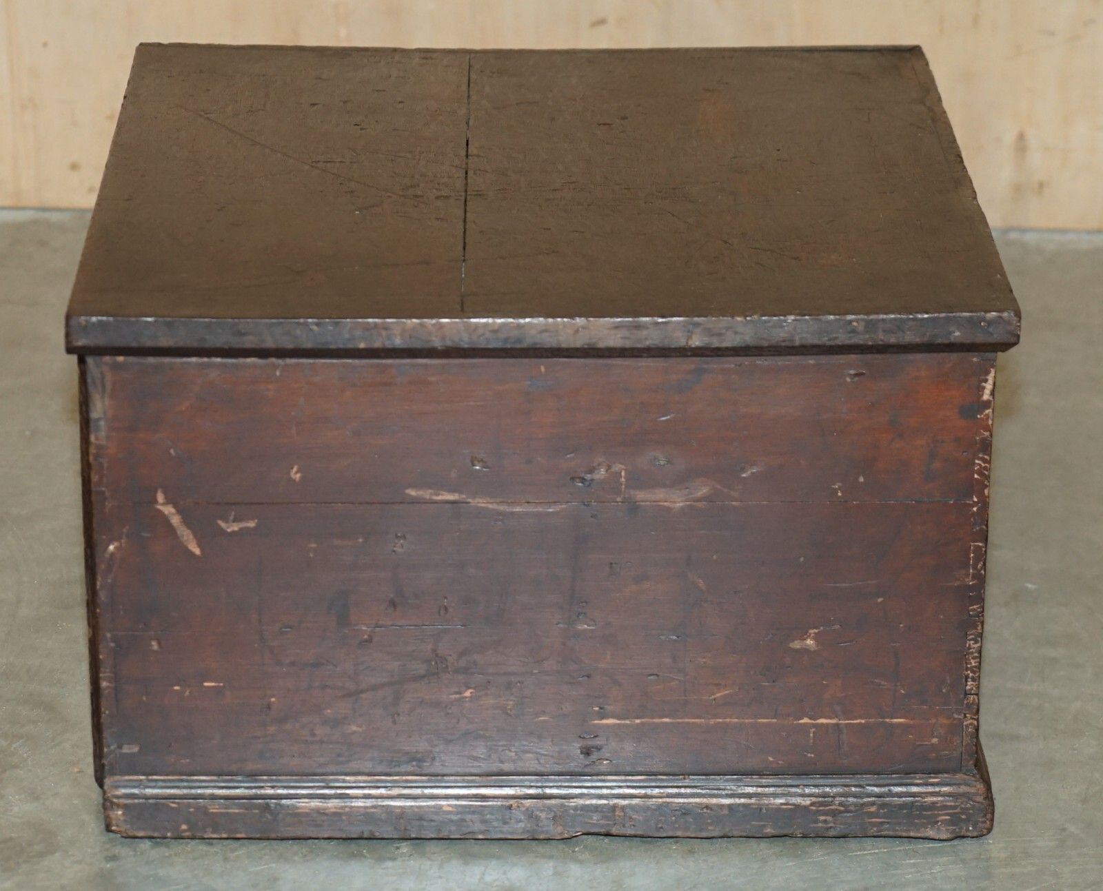 photo furniture Antique Victorian Worshipful Company Of Skinners Campaign Chest Part Of A Suite