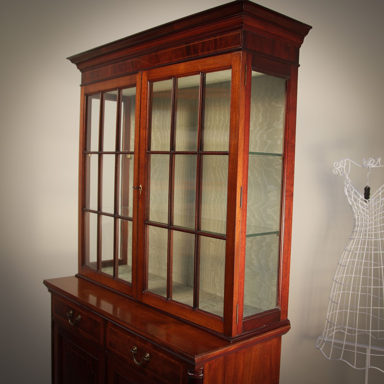 photo vintage Antique Edwardian Inlaid Mahogany Bookcase On Cabriole Legs.