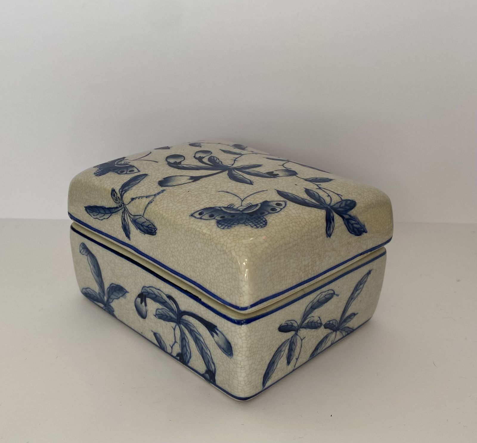 photo vinterior Parisienne, French Art Pottery, Lidded Trinket Box By Pmco, Paris