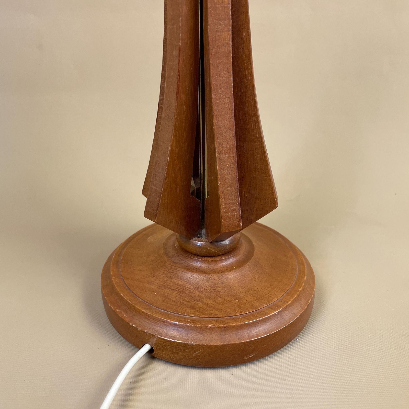 Vintage Wooden Table Lamp Side Light Brown Wood Round Base Retro Bedside Desk Hand Carved Farmhouse Cottage Decor Column photo vinterior