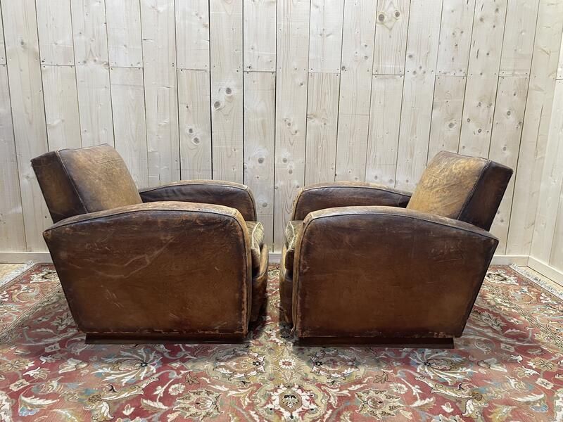 Paire De Fauteuils Club En Cuir Usés photo for sale