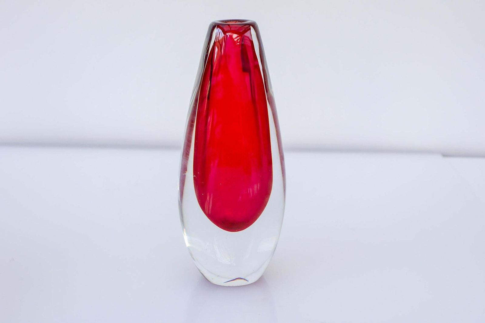 Mid Century Modern Handgeblazen Scandinavisch Helder Rood Sommerso Kunstglas Vaas, Door Ernst Gordon Voor åfors, Zweden photo Woonaccessoires