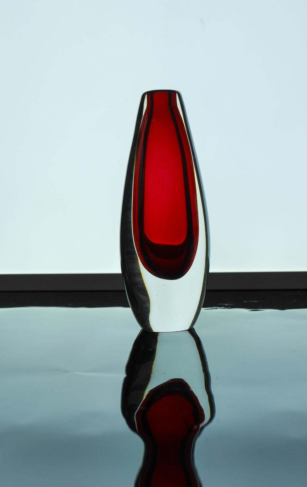 photo vinterior Mid Century Modern Handgeblazen Scandinavisch Helder Rood Sommerso Kunstglas Vaas, Door Ernst Gordon Voor åfors, Zweden