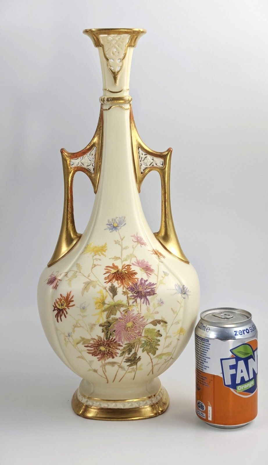 photo vinterior Royal Worcester Porcelain Vase, Hand Painted Chrysanthemums & Gilt Handles, 1890
