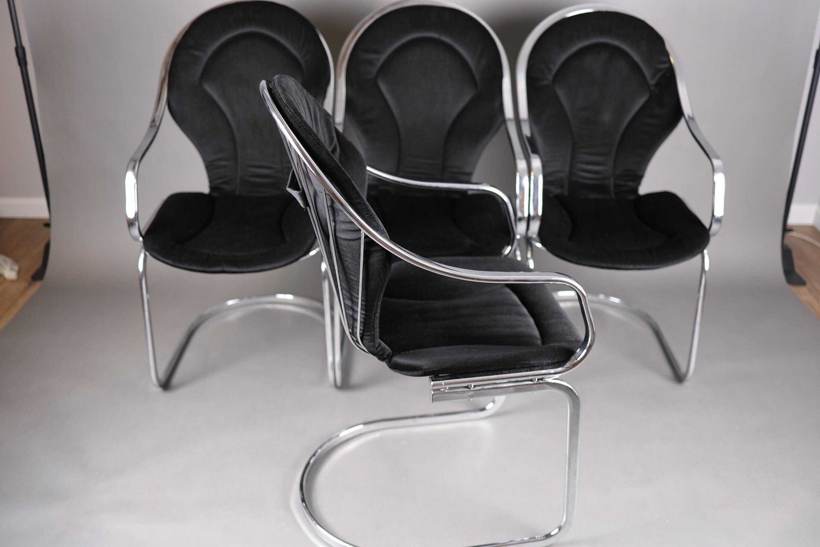 Set Van 4 Gastone Rinaldi Chromen Eetkamerstoelen, Jaren 1970 | Mid Century Modern | Retro Eetkamerstoelen Met Zwarte Kussens photo Meubels