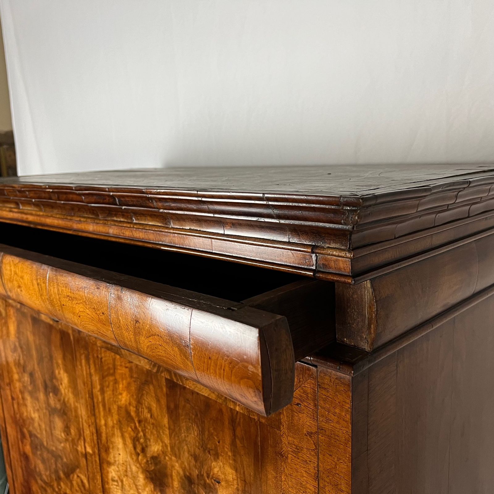 photo furniture Queen Anne/ George I Inlaid, Figured Walnut Escritoire