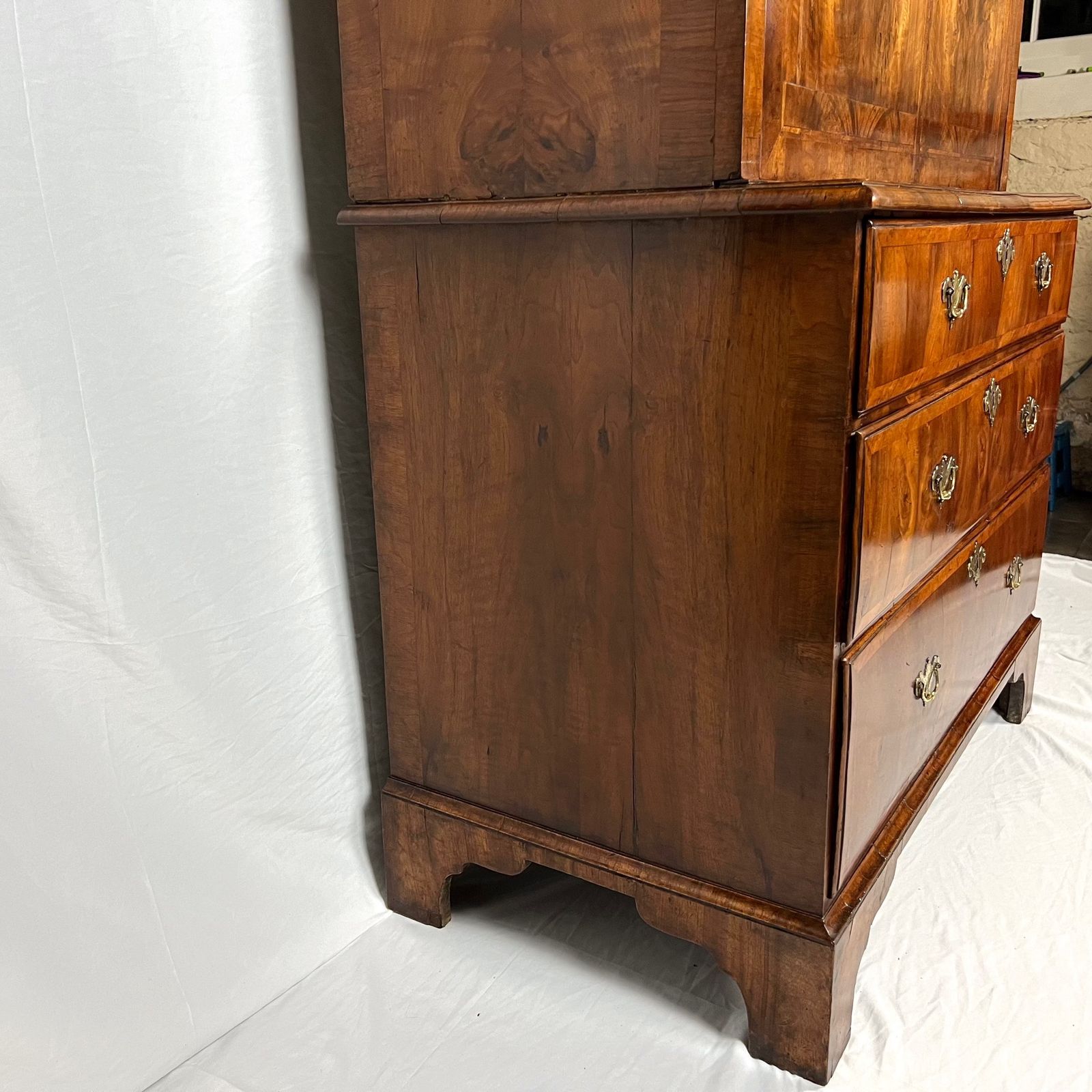 photo vinterior Queen Anne/ George I Inlaid, Figured Walnut Escritoire