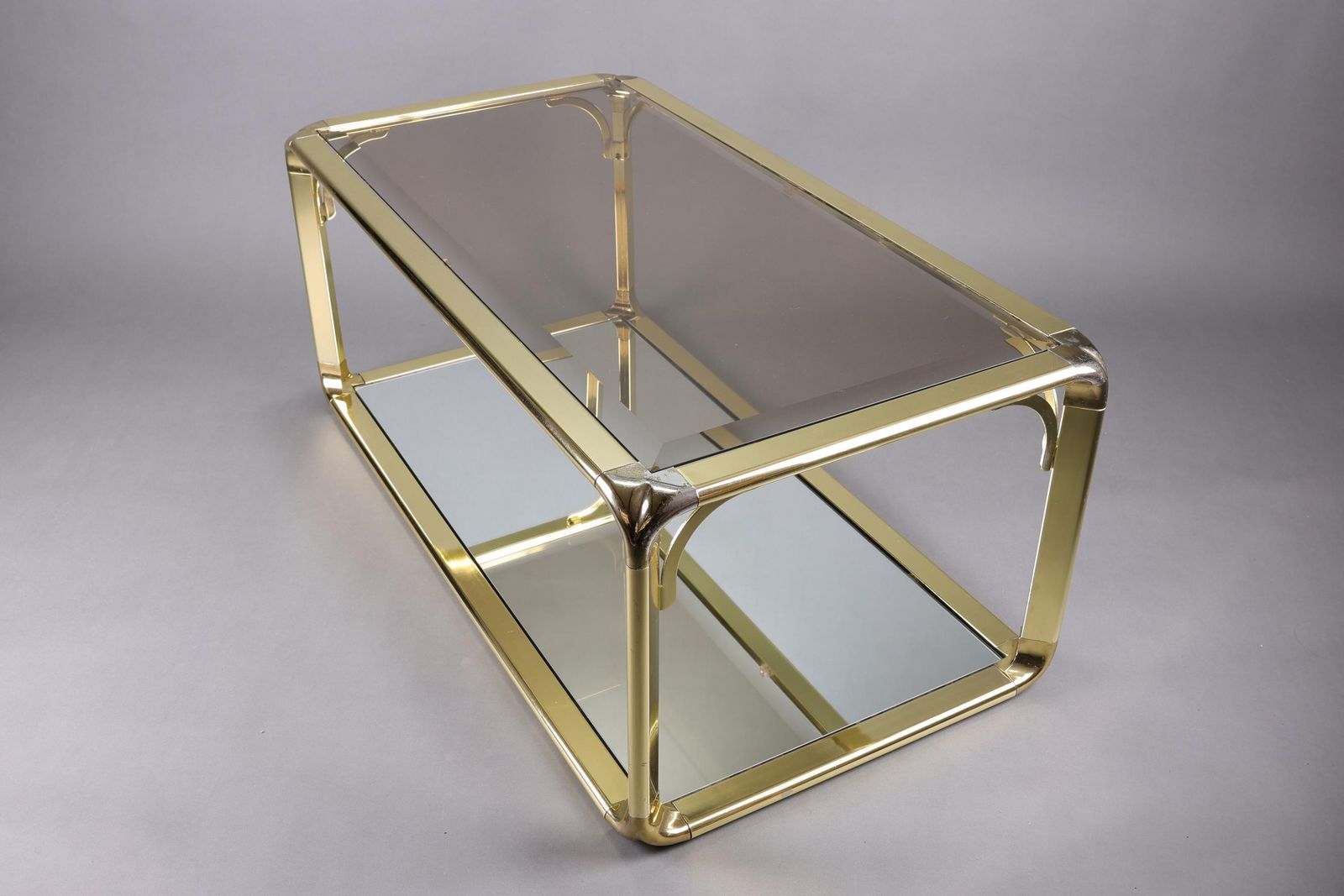 Salontafel Met Rookglas Uit De Jaren 1970 | Hollywood Regency Stijl | Gouden Accenten | Mid Century Modern photo for sale