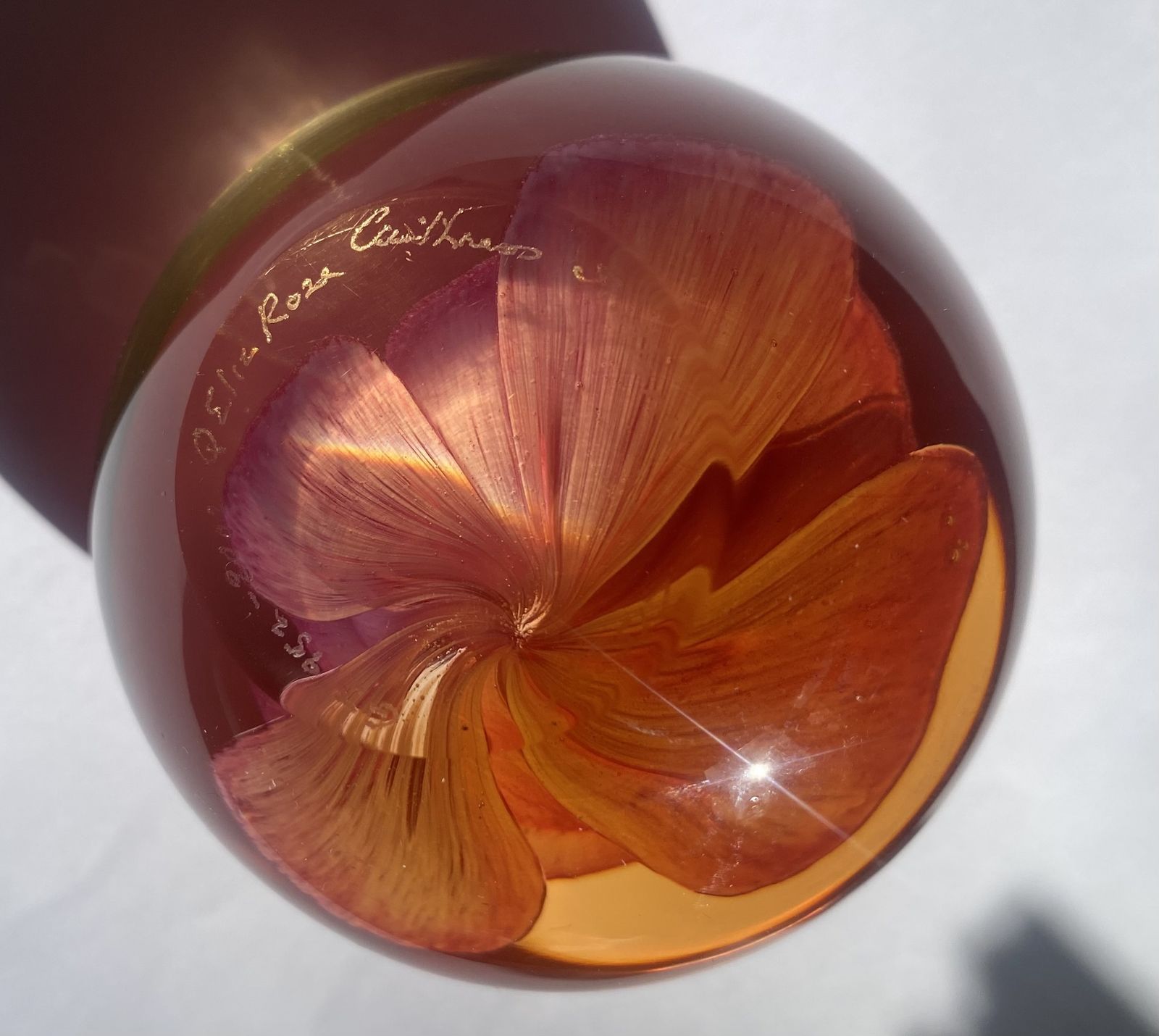 photo furniture Caithness, Queen Elizabeth Rose, Golden Jubilee Commemorative Paperweight