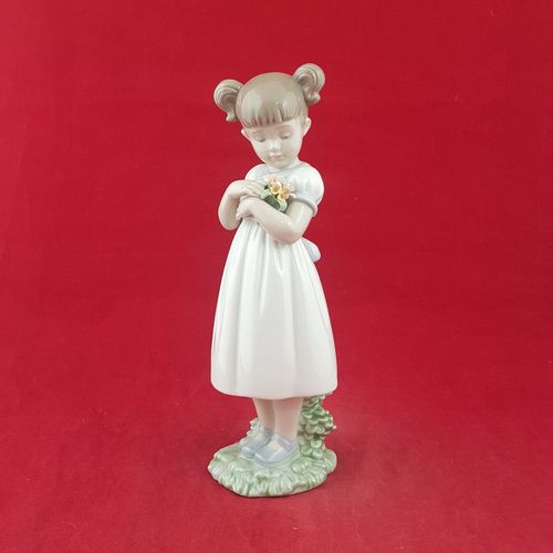 Nao By Lladro Flowers For Mommy 8021  7695 L/N photo furniture
