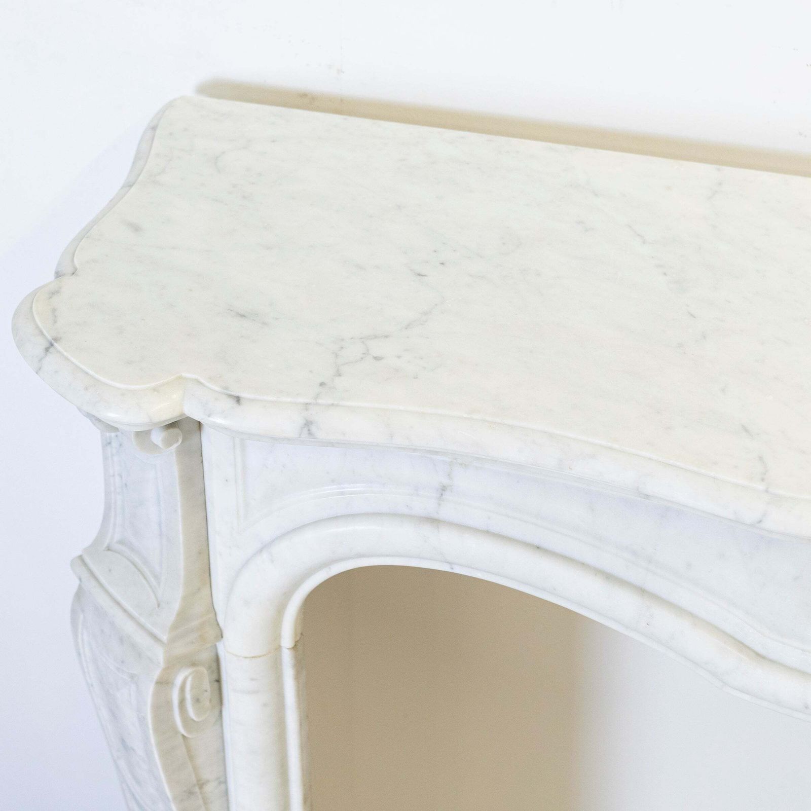 photo vintage Antique French Style Marble Fireplace