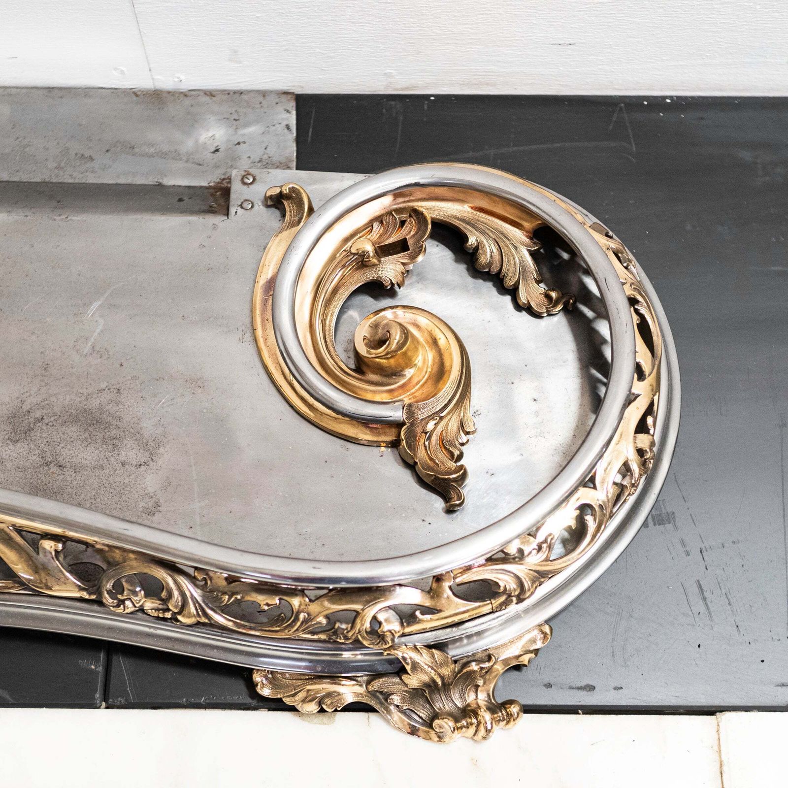 photo vinterior Antique Serpentine Rococo Fireplace Fender
