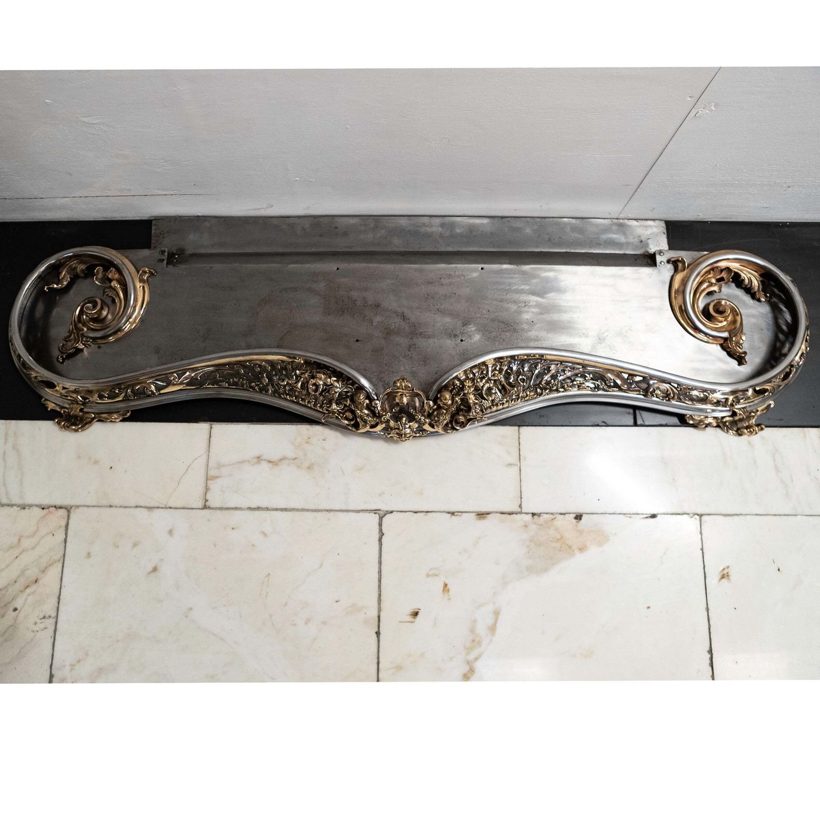 photo vintage Antique Serpentine Rococo Fireplace Fender