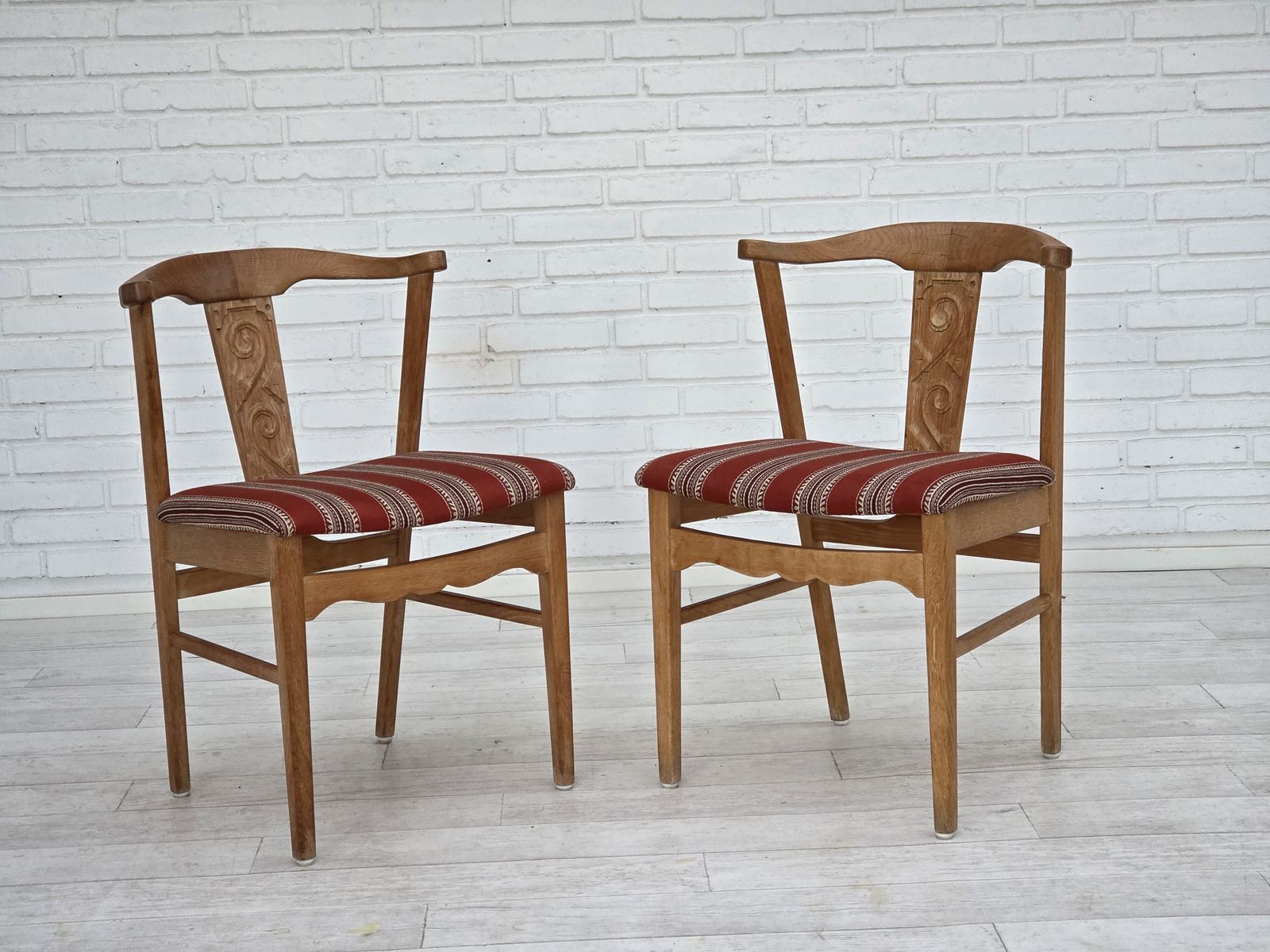 photo furniture 1960s, Pair Of Danish Dining Chairs, Solid Oak Wood, Furniture Wool.