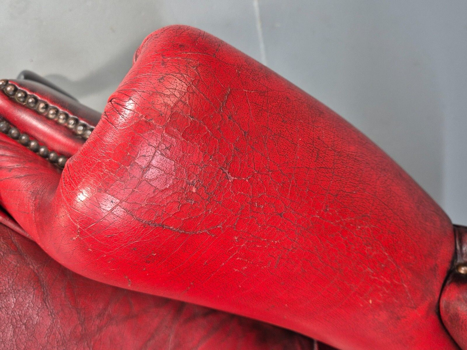 photo furniture Vintage Queen Anne Red Leather Wing Back Winchester Brand 1990s  Eb9219 Vlea